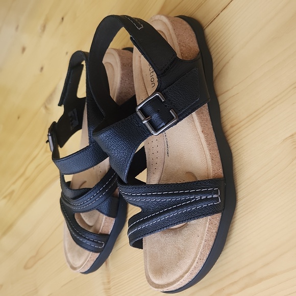 New Clarks Collection Sandals Black Leather Brynn Velcro Strap Shoes Sz 8 - Picture 1 of 13